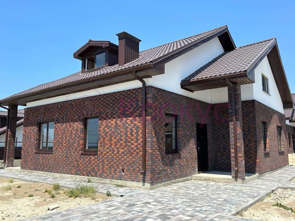 В продаже большой дом в тихом прекрасном месте с красивыми видами на море, горы, виноградники и лес! До моря 1 километр!

Удобная нестандартная планировка: на первом этаже - большая кухня-гостиная, две спальни и гардеробная, просторный санузел, на втором - три спальни и санузел. Высота потолков 2,8м