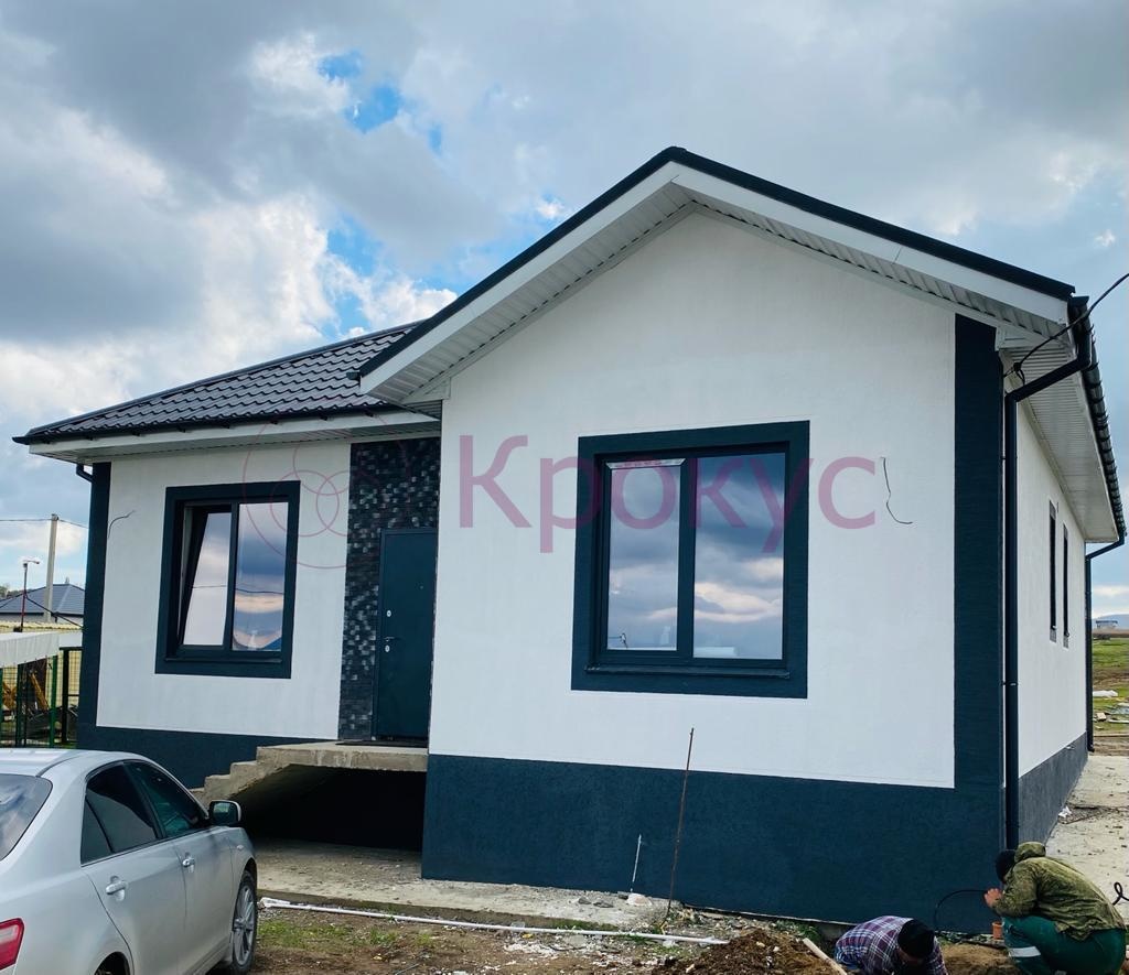 Устали от городской суеты? Мечтаете приобрести свой дом?
Для Вас в продаже дом удобной планировки с тремя спальнями в живописном месте! 

 Дом в предчистовой отделке. Оштукатуренные стены (гипс). Разводка электричества и интернета. Отопление теплый пол и радиаторы в спальнях. Полностью оборудованная