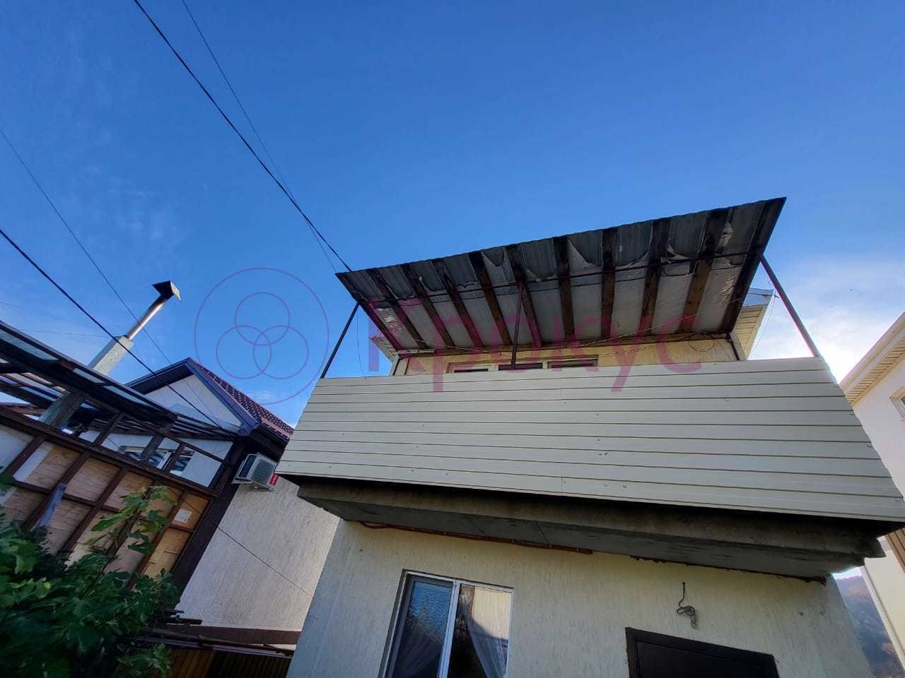 Срочно! Торг уместен! Продам дом в Центральном районе г. Новороссийска общей площадью 63 м.кв. с участком земли 3 сотки ИЖС назначения. Дом продается с ремонтом, мебель остается частично. Дом состоит из 2 этажей. 1 этаж: кухня, санузел, коридор, гостиная. 2 этаж: 2 комнаты, гардеробная, балкон. Дом 