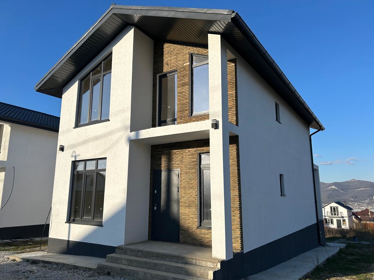 Устали от городской суеты? Мечтаете приобрести свой дом?
 Для Вас в продаже просторный дом 160 кв.м. для дружной семьи на участке 6 сотки в живописном месте! 

В настоящее время дом продается на стадии строительства. Цена за наличный расчет.

В стоимость входит: Дом в предчистовой отделке. Оштукатур