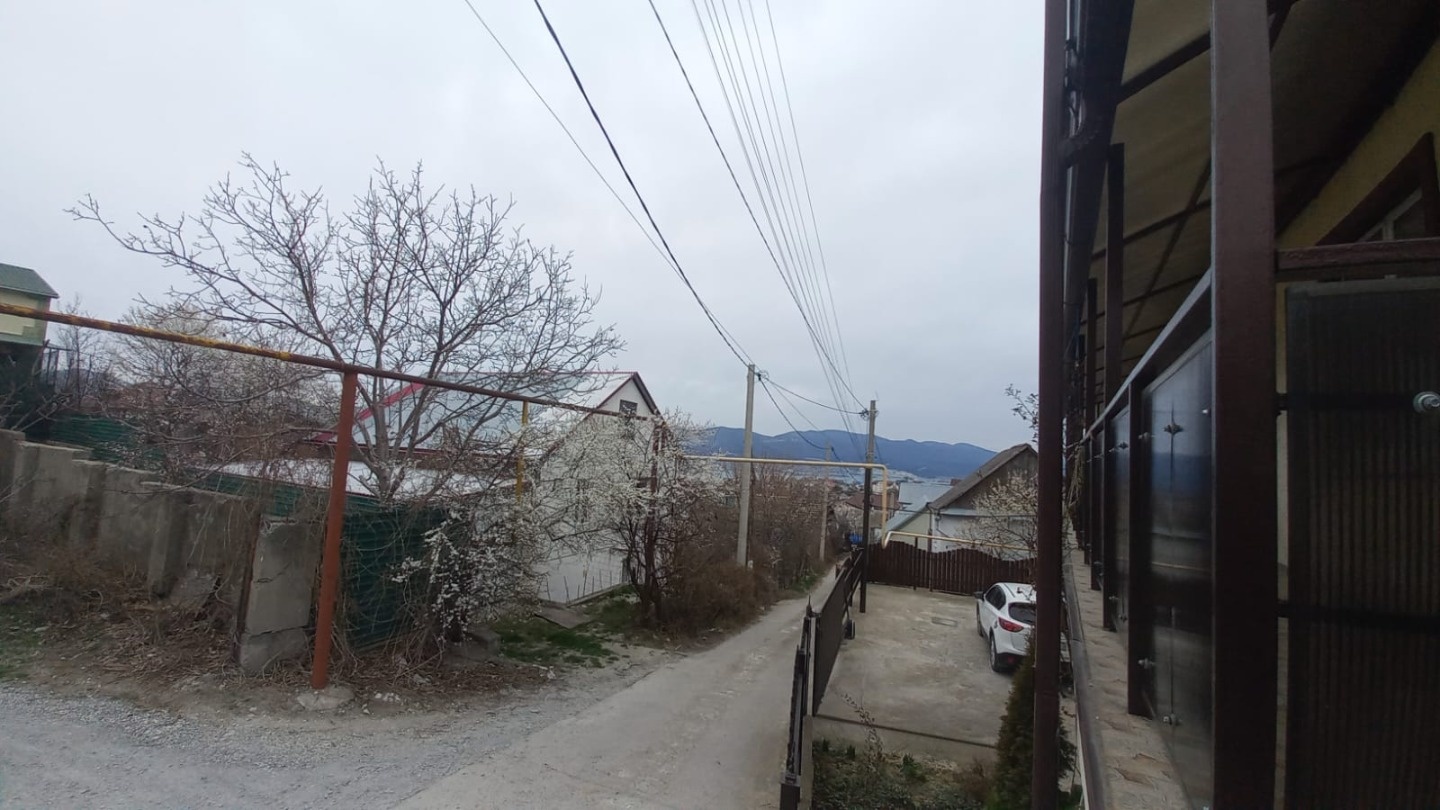 Продам земельный участок 4,7 соток в  центральном районе города. Участок расположен в 200 м от остановок, подъезд по бетонной дороге, на участке вода- скважина, газ и свет на меже. Вид на бухту, ровный. Школы, магазины. Магнит, аптеки -рядом. Один собственник. Наличка, ипотека - всё подходит. Звонит