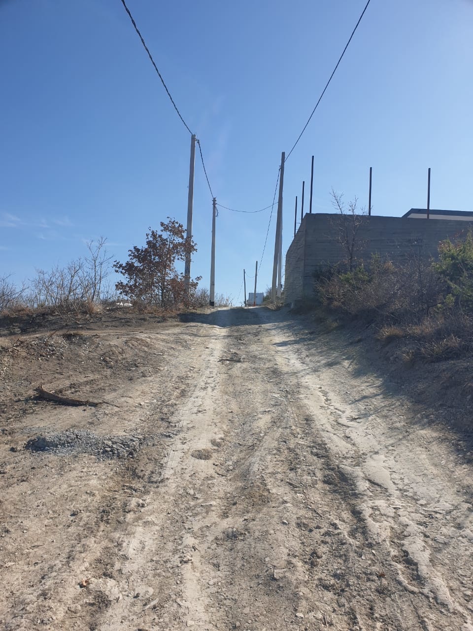 Продается, участок с видом на море , на возвышенности, фасад 20м.Район жилой. Свет рядом. Возможно увеличение до 18сот. 