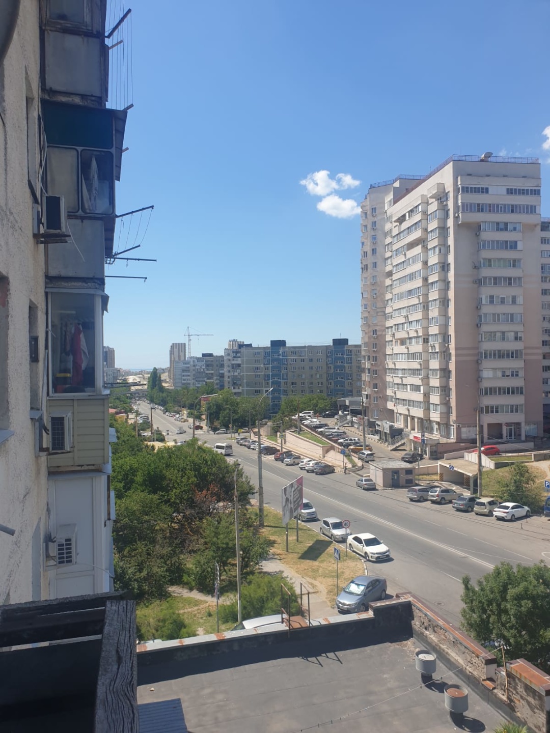 Продается 2 кв. в Южном р.н. города. Квартира теплая и уютная, балкон застеклен. Рядом крытый рынок, Магнит , аптека, во дворе.