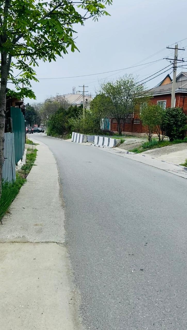 Участок 7,5 соток ИЖС в центре города.
Участок расположен в самом центре города, рядом с основными транспортными артериями и инфраструктурой. Подъезд к участку по асфальтированной дороге. 
До моря 15 минут!

Описание:
Размер участка: 7,5 соток, по фасаду 26 метров.
Коммуникации: вода, газ, электриче