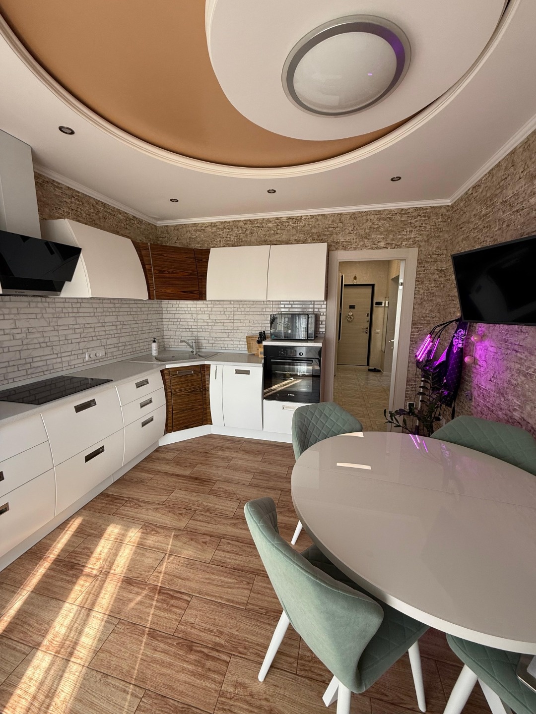 В продаже 2-комн. квартира в самом благоприятном районе города. Дом монолитный, 2018г.
Квартира общей площадью 62,2м2, кухня 13м2, 2 просторные комнаты 19,8м2 и 13,8м2.
При продаже остается вся мебель и техника (вся техника фирмы Bosch).
На кухне и в ванной теплые полы. 
Установлен накопительный бак