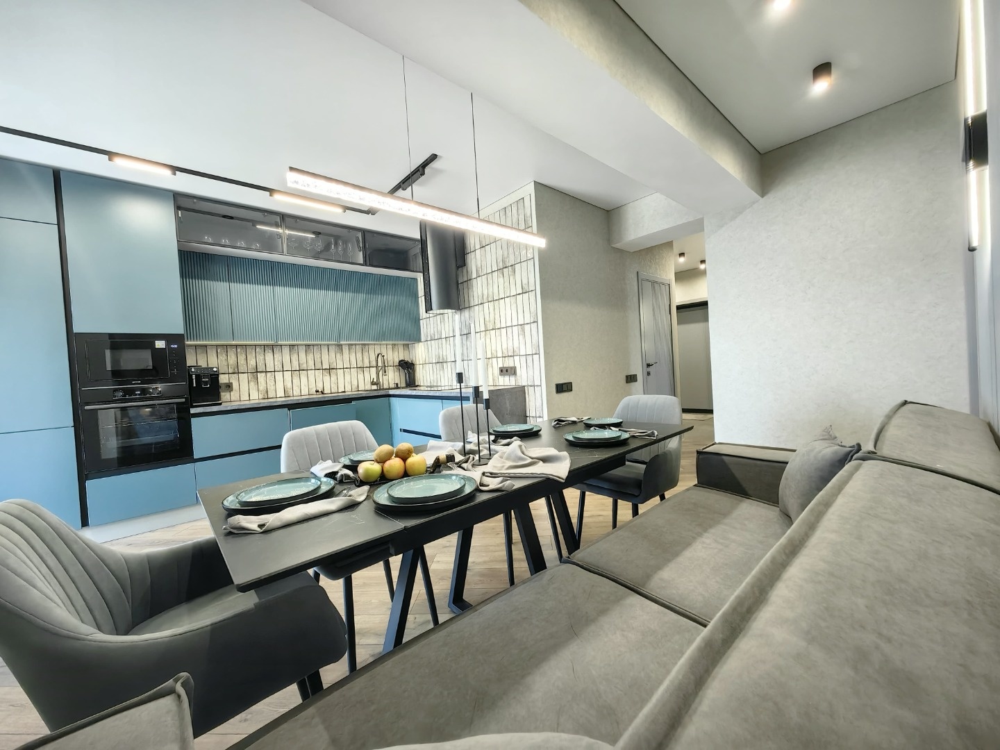 В продаже невероятная евро-3 комн.кв. с ошеломительным видом на открытое море в ЖК Золотой Берег. Жк Бизнес-класса.
Дом монолитный, 2020г.
Общая площадь квартиры 77м2, кухня-гостиная 25м2 с панорамным остеклением и видом, от которого невозможно оторвать взгляд, 2 изолированные спальни.
Квартира с ди