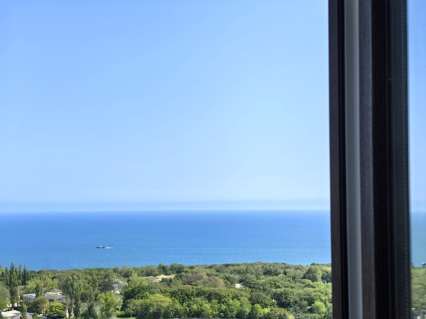 В продаже шикарная 3-комн. квартира с прямым панорамным видом на море изо всех окон в ЖК Бизнес-класса Золотой Берег.
Квартира общей площадью 106м2 , кухня 15м2, 3 изолированные спальни, 2 санузла.
В квартире выполнена предчистовая отделка. Планировку квартиры можно усовершенствовать и добавить ей ф