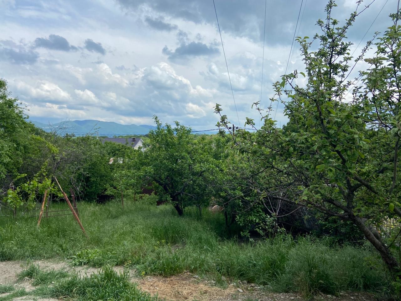 Продажа участка 6 соток.
Участок ровный, правильной формы. На участке есть электричество, скважина, септик, можно подключить газ, проходит по границе.
На участке стоит дом 70 м.кв. из двух комнат, коридор, санузел и мансардный этаж, вход на который с улицы по отдельной лестнице.
На участке посажены 